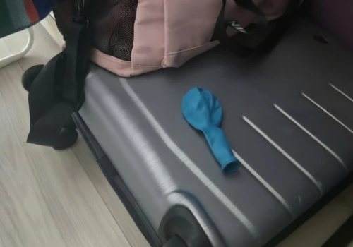 Co roku pakuję balon do walizki. Ten trik rozwiązuje aż dwa problemy