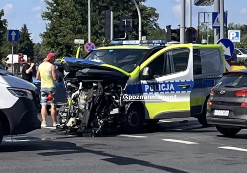 Zderzenie radiowozu z osobówką w Poznaniu. Policjanci w szpitalu
