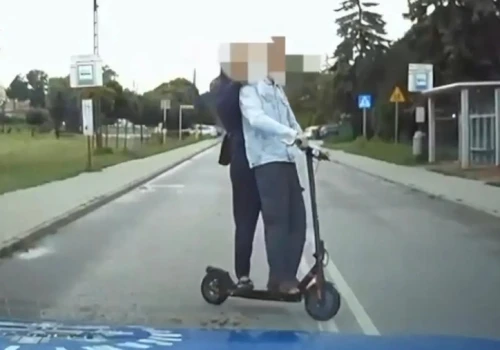Przewoził kobietę na hulajnodze. Na widok policji porzucił ją i zaczął uciekać. Za mandaty zapłaci słono