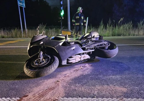 Motocyklista z dożywotnim zakazem wjechał w znak na DK46. Ale to musiało się skończyć wypadkiem!