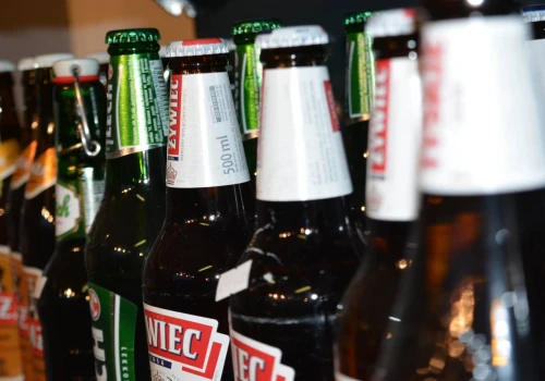 Chcą zakazać reklam alkoholu w Polsce. Może to być też koniec dla promocji 12+12