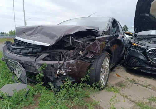 Uniknął zderzenia z Audi, wjechał w niego Ford. Kolejny wypadek na rondzie z pniakiem