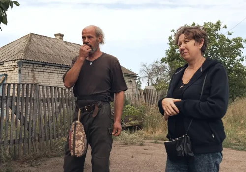Musieli pogrzebać sąsiadów, aż zostali sami. Ruszyli przez piekło, by przeżyć (WIDEO)