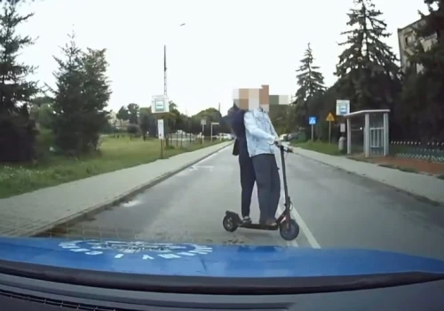 Ta ucieczka na hulajnodze przed policją kosztowała go 3700 zł. Policja opublikowała nagranie