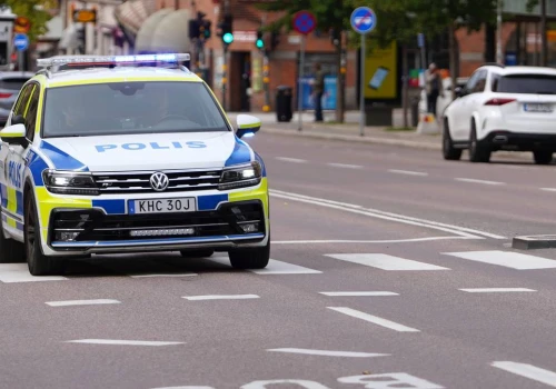 Wtargnął z mieczem w ręku do szkoły. Policja otworzyła ogień, co najmniej dwie osoby ranne