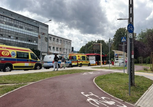 Gwałtowne hamowanie autobusu MZK. 3 osoby ranne. Sprawca zbiegł z miejsca zdarzenia