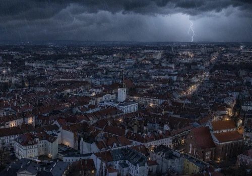 Niespokojna pogoda prognozowana nad Kaliszem. IMGW ostrzega! Burze, ulewy i silny wiatr