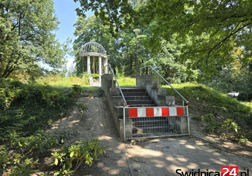 Znikająca w chwastach ozdoba Parku Centralnego. Co dalej z gloriettą?