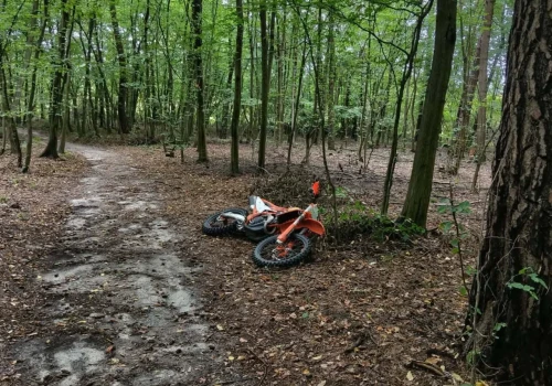 Motocyklista jadący enduro zginął w lesie. Jego ciało odnalazł syn
