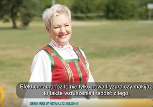 Błysk jupiterów w Hotelu Kurpia Arte. TVN z wizytą w Nowogrodzie na metamorfozach kurpiowskich seniorek