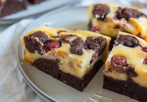 Wilgotne brownie, kremowy sernik i kwaśne owoce. Obłędny deser