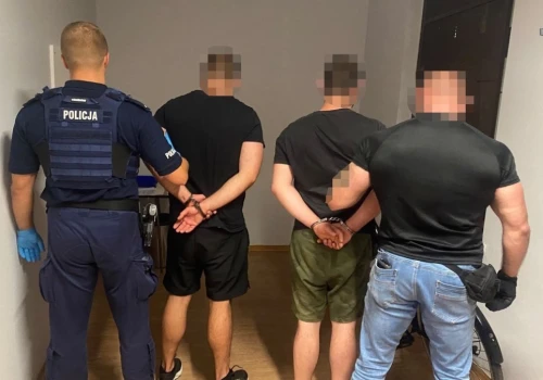 Wyjechali z marketu w Tarnowskich Górach z pełnym koszykiem i ładowali towar do auta. „Zapomnieli” zapłacić