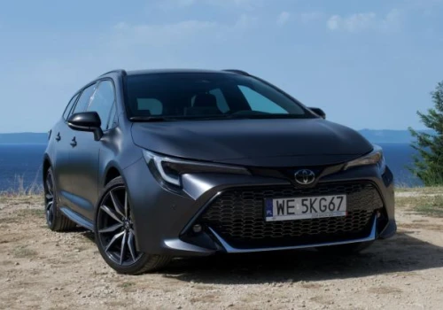 Toyota Corolla TS Kombi 2.0 Hybrid vs Peugeot 308 SW Plug-in Hybrid - porównanie spalania w trasie. Który typ hybrydy lepszy?