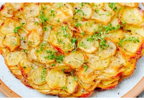 Ułóż cienkie plasterki jeden na drugim. Po upieczeniu te ziemniaki wyglądają jak z restauracji