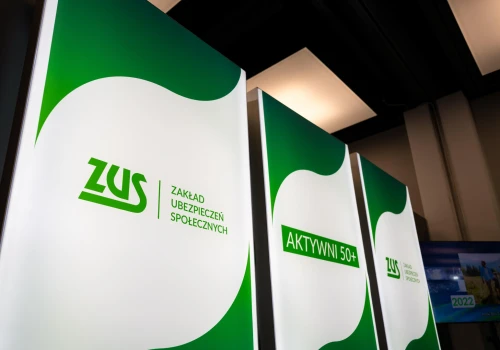 Dodatkowa wypłata dla emerytów. Pilny komunikat ZUS. Są daty przelewów
