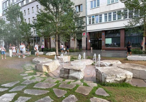 Nowy deptak przy Złotej już po dwóch tygodniach potrzebuje modernizacji. Na czas prac fontanna z mgiełką będzie nieczynna i odgrodzona