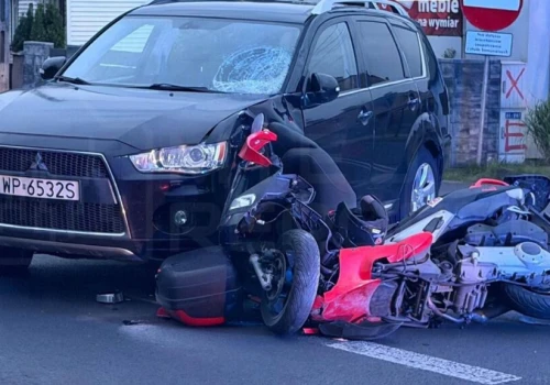 Zderzenie auta z motocyklem w Pomiechówku. Dwie osoby ranne, na miejsce przyleciał LPR