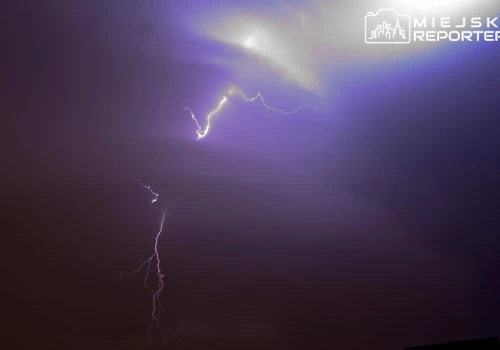Groźna noc i poranek na Mazowszu. Burze, grad i wichura do 110 km/h. Rozesłano alert RCB