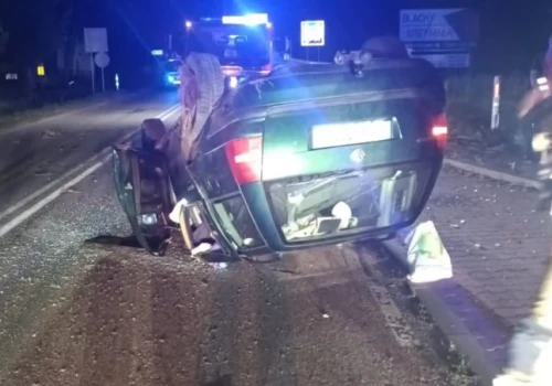 Tajemnicze dachowanie w trasie Łomża - Jedwabne. Kierowca uciekł, zanim nadjechały ratownicy?