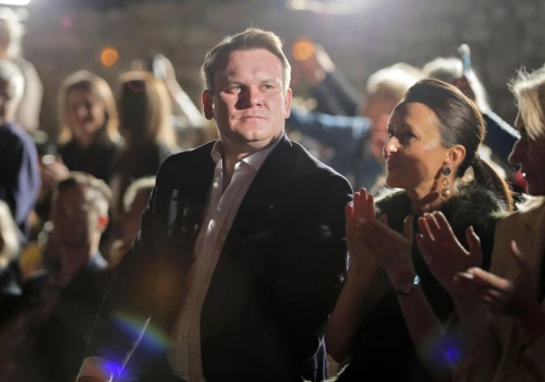 W Wielkiej Brytanii go nie chcieli, w USA witają go Republikanie. Tarczyński buduje …