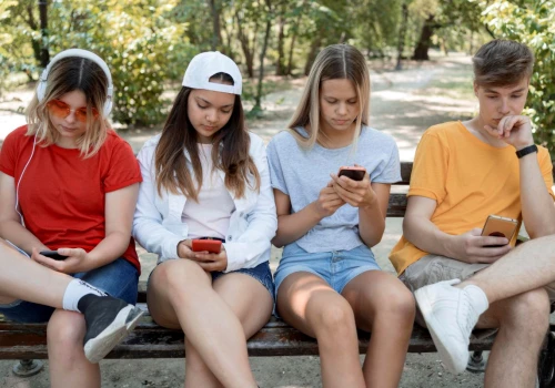 Komórki są jak narkotyk. Niszczą życie dzieci. Tylko jak je ratować, skoro rodzice też są uzależnieni