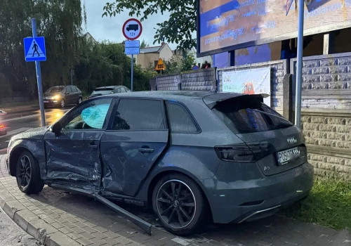 Zderzenie Toyoty i Audi w Ostrowie. Dwie osoby poszkodowane. Pomógł system eCal