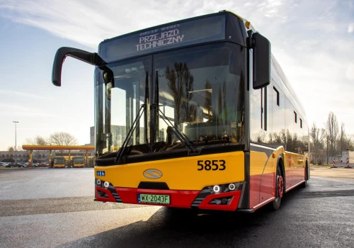 Wrzący i cuchnący płyn zaczął wydobywać się znad okna autobusu linii 511. 