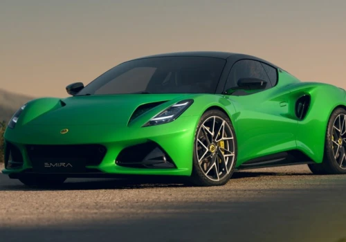 Lotus Emira debiutuje oficjalnie w Polsce – w gamie wersje z silnikami 3.5 V6 lub 2.0 R4 Turbo. Znane są już ceny