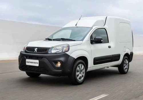 Nowy Peugeot Partner Rapid. Ma silnik Fiata 1.3 Firefly, 650 kg ładowności i 3,3 m³ przestrzeni