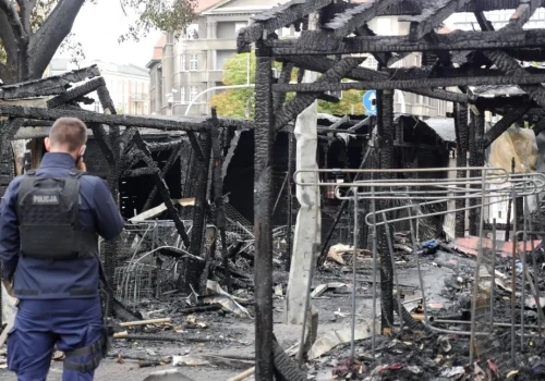 Pożar na targowisku przy ul. Mickiewicza w centrum Katowic. Spłonęło kilkanaście bud