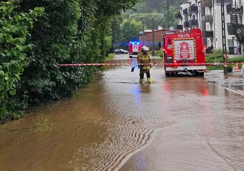 Ulewy na Warmii i Mazurach. Zalane drogi, posesje i piwnice. Najgorzej jest w tym powiecie