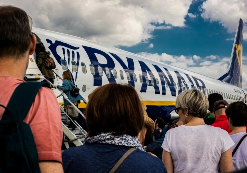 Polecieli Ryanairem na Teneryfę, ich walizki zostały we Wrocławiu. Przewoźnik tłumaczy decyzję kapitana