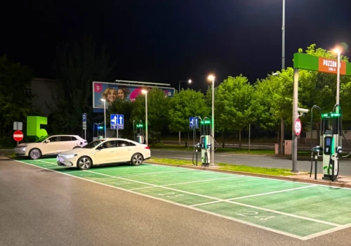 W Manufakturze ruszył nowy hub Eleport. Osiem punktów DC i do 400 kW