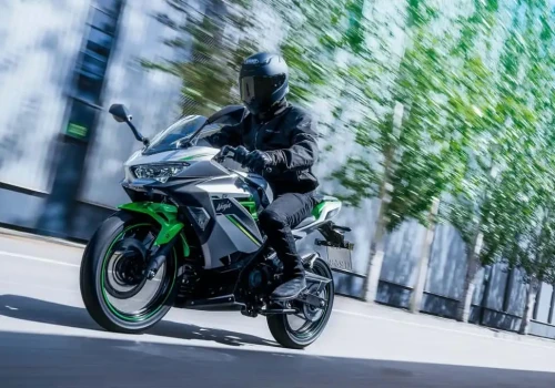 Kawasaki nie odpuszcza elektrycznej Ninji. Choć jej parametry nadal wymagają kompromisów