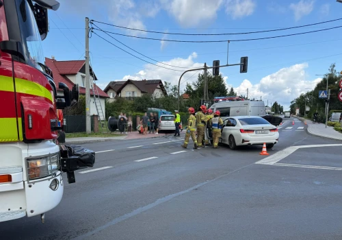 Solidny dzwon na skrzyżowaniu Legionów z Lipowską. Droga jest zablokowana