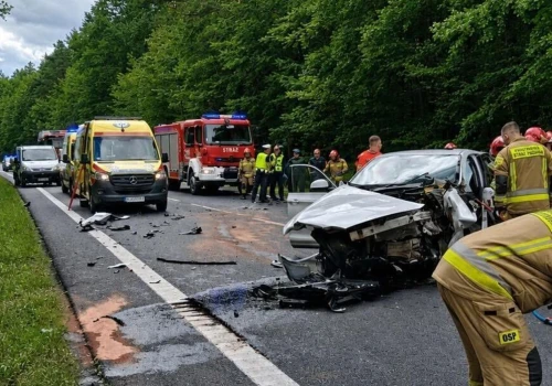 Tragiczny wypadek w Głogowie Małopolskim. Czołowe zderzenie samochodów. Dwie osoby nie żyją.