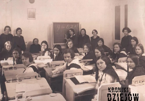 Dziewczętom nie wolno było nawet wejść za klasztorną furtę. Tak wyglądała ich edukacja