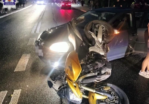 Kolizja motocyklisty z autem. W tle Chmielaki