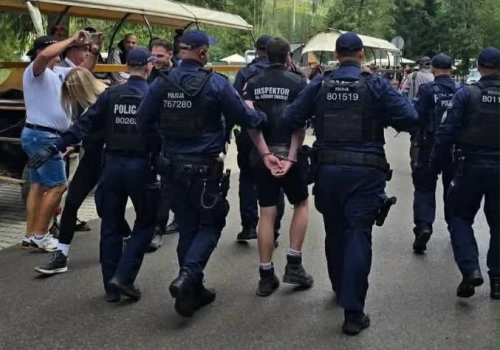 Aktywiści zablokowali fasiągi do Morskiego Oka. Policja usunęła ich z drogi