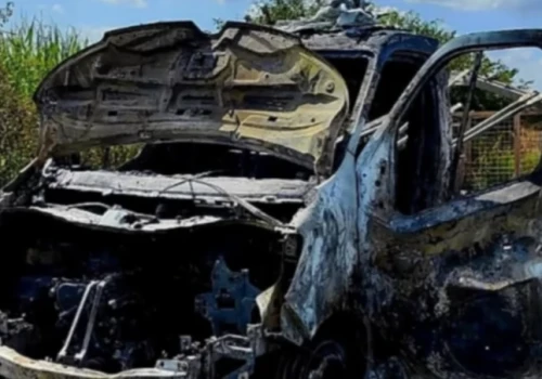Auto stanęło w ogniu podczas jazdy. Podróżujący uciekli w ostatniej chwili