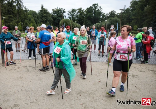 Deszczowa aura ich nie odstraszyła. Wyruszyli po zdrowie podczas festiwalu Nordic Walking