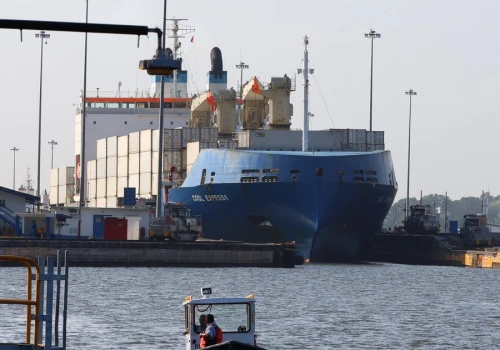Zapłacili 4 mln dol., by statek ominął kolejkę. Korki w Kanale Panamskim