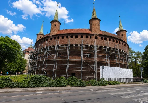 Barbakan znika za rusztowaniami. Remont za 1,9 mln zł potrwa do jesieni 2027 roku
