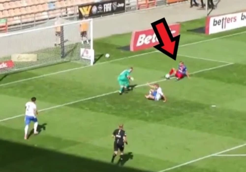 Nietypowy gol. Strzelił go... siedząc