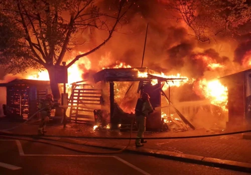 Nocny pożar targowiska w Katowicach. Spłonęło 15 budek, zatrzymano 23-latka