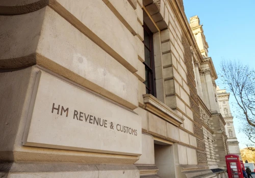 HMRC chce wprowadzić karę więzienia za błędy podatkowe. Nowe przepisy budzą niepokój