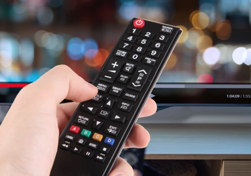 Polacy unikają reklam w telewizji. Ponad 83 proc. sięga w tym czasie po komórkę
