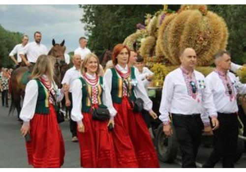Dożynki Powiatowo-Gminne w Seceminie. Barwny korowód i piękne wieńce
