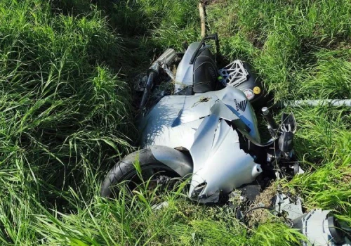 Pijany motocyklista uderzył w przepust. Miał sądowy zakaz