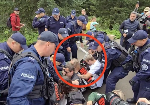 Sceny w Tatrach! Policja usunęła aktywistów z drogi, na miejscu byli też górale. „Mamy już dość”